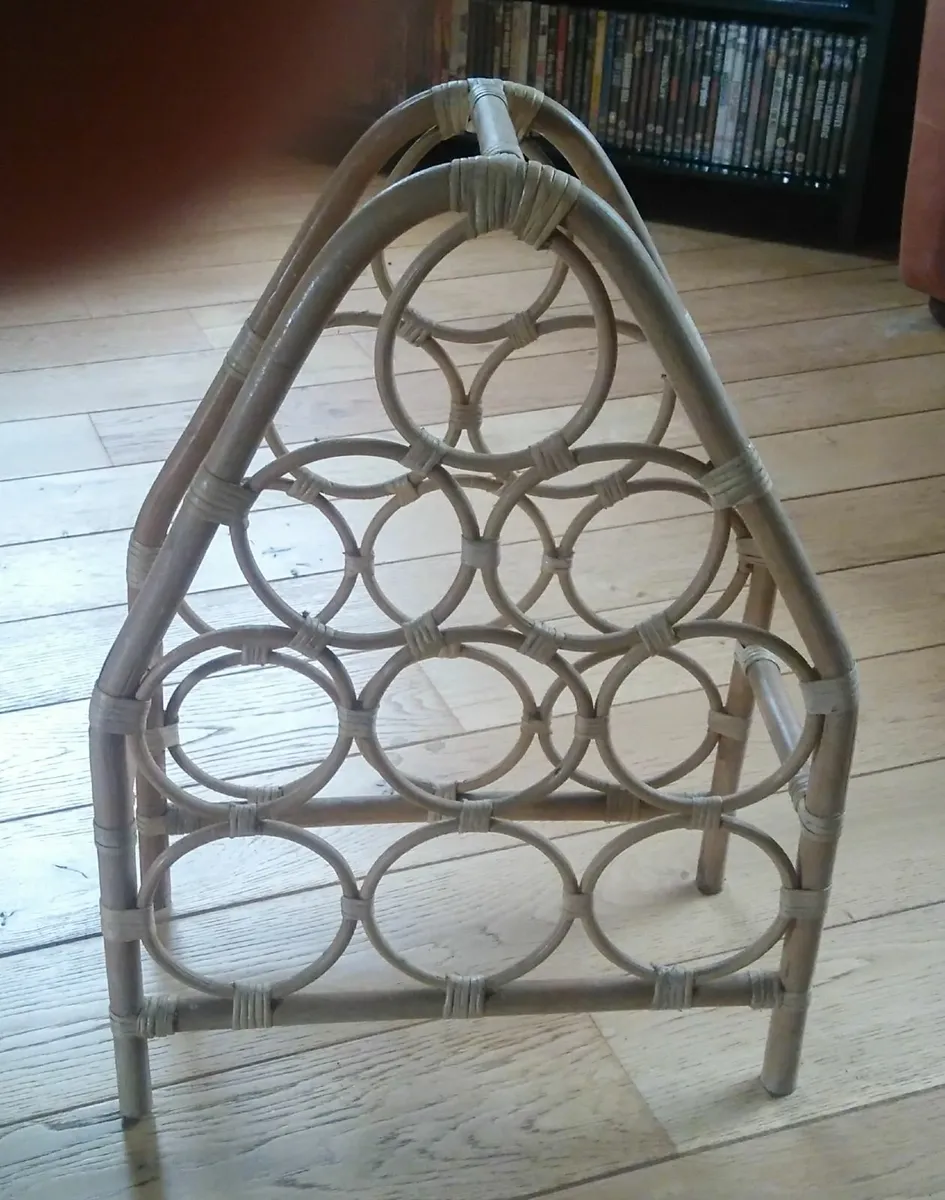 RATTAN/WOODEN WINE BOTTLE HOLDER. - Image 1