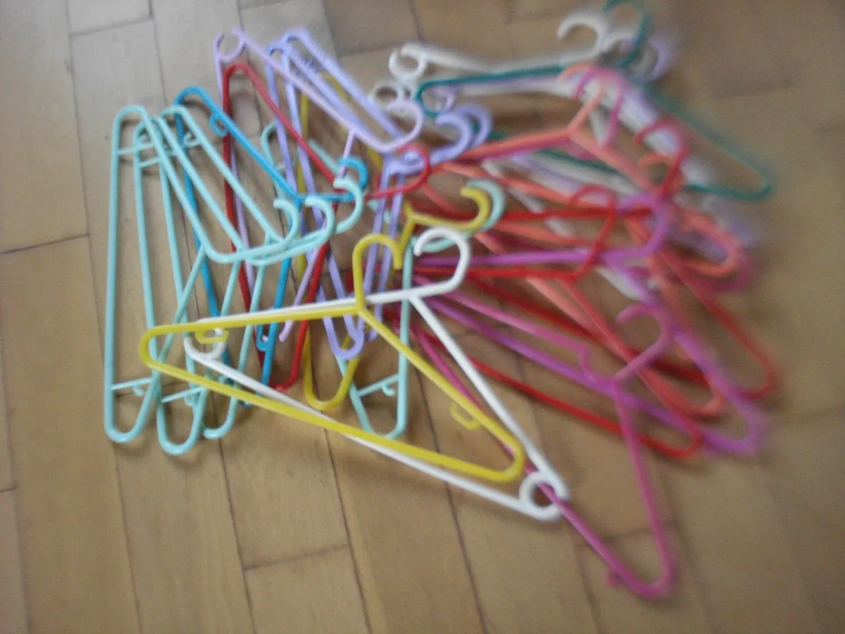 33  STRONG PLASTIC CLOTHES HANGERS. - Image 3