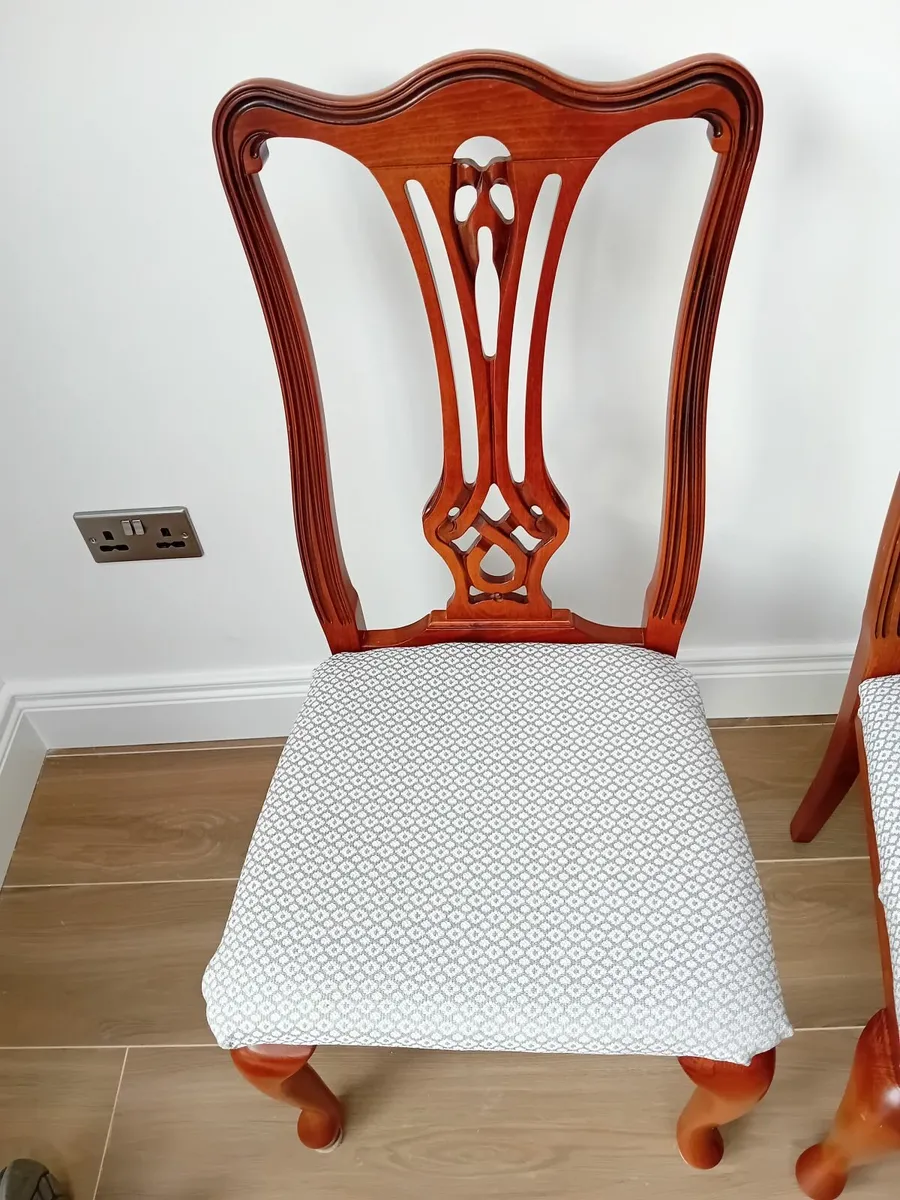 Dining table and 6 chairs - Image 4