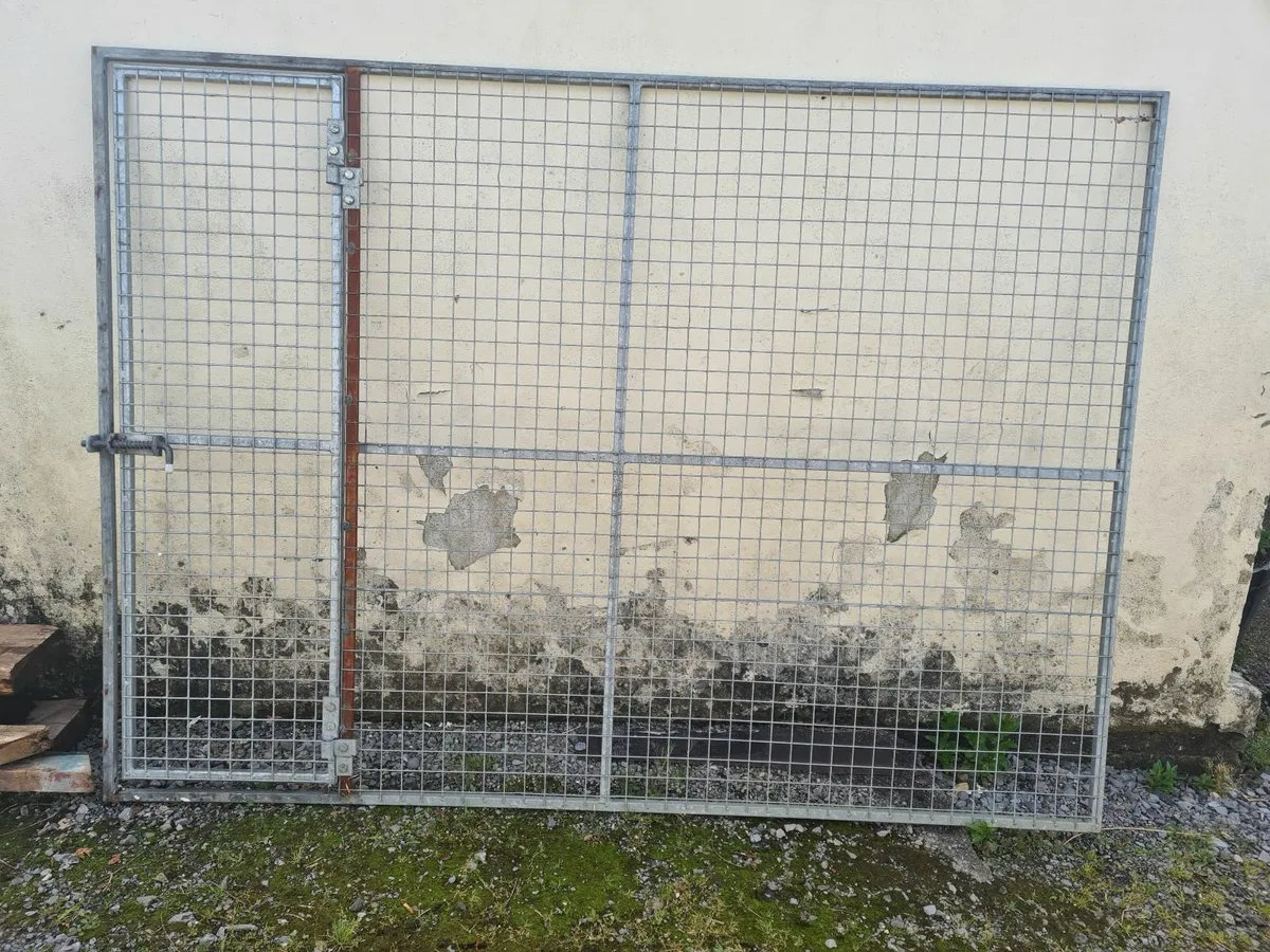 Metal Mesh Panel with gate