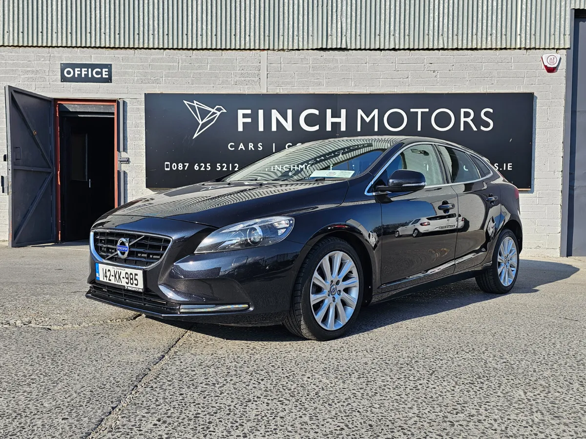 VOLVO V40 SE LUX NAV // NEW NCT 03/26 - Image 1