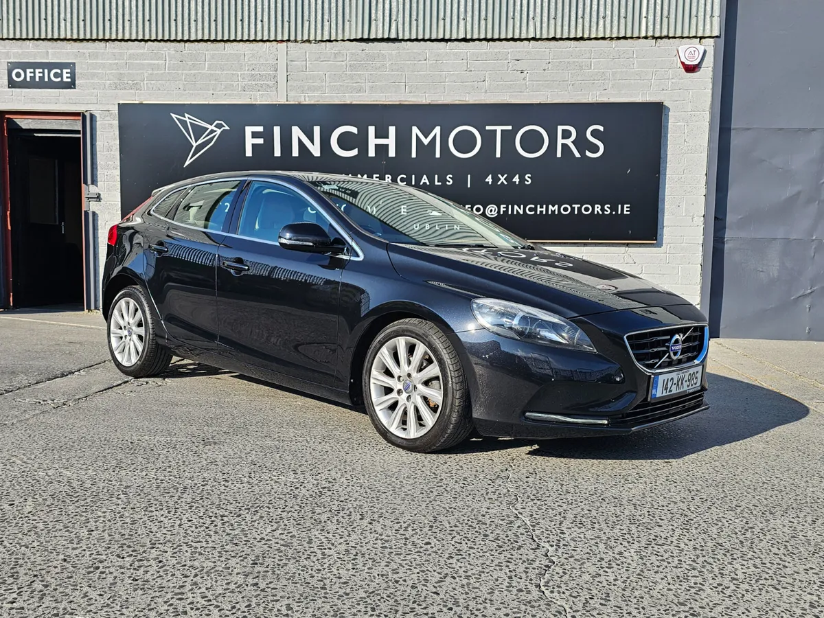 VOLVO V40 SE LUX NAV // NEW NCT 03/26 - Image 3
