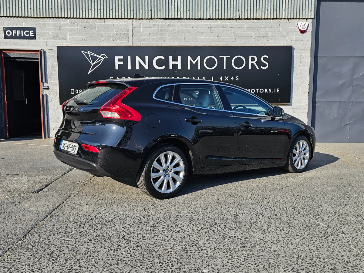 VOLVO V40 SE LUX NAV // NEW NCT 03/26 - Image 4