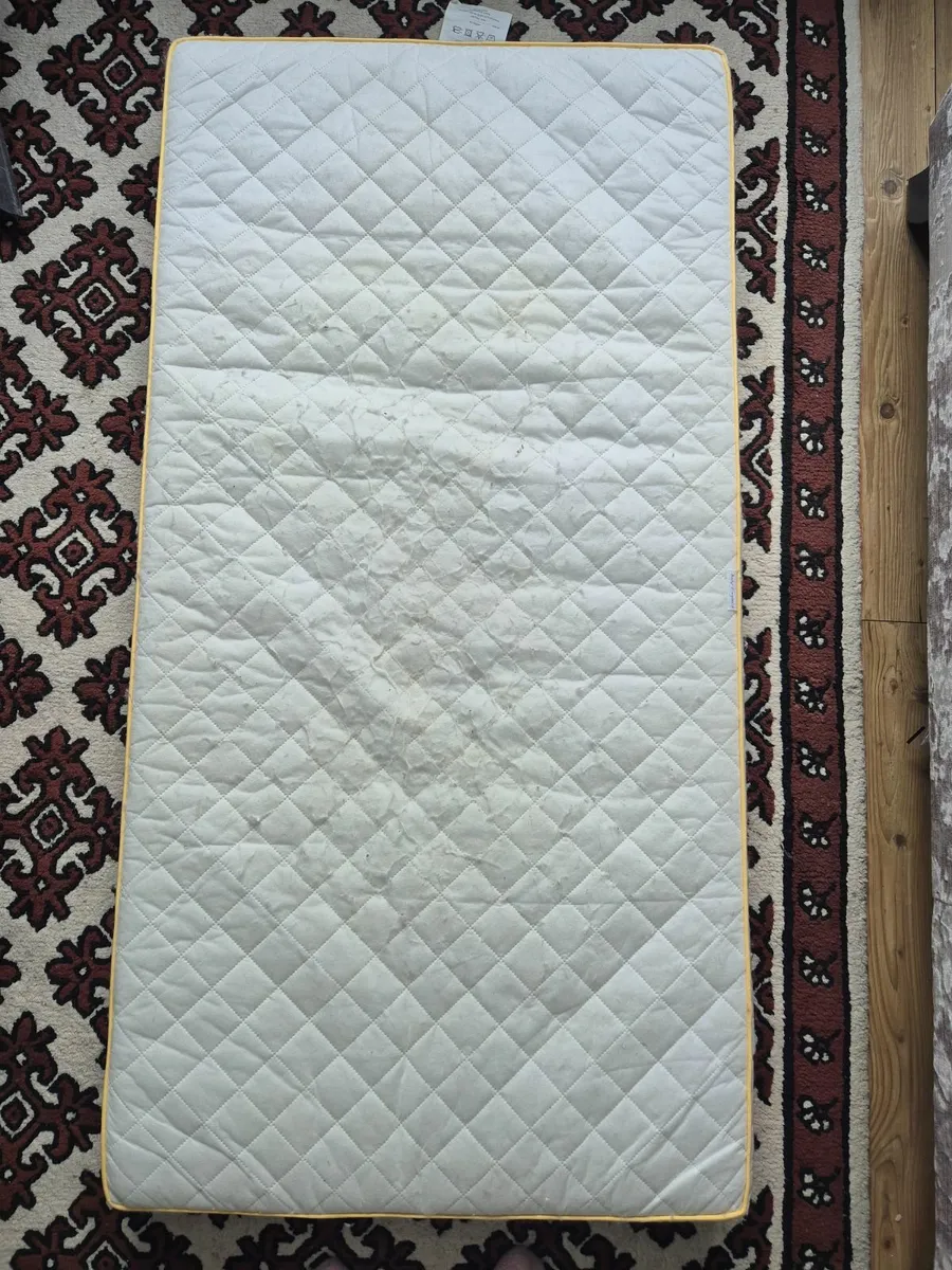 Cotbed mattress and three fitted sheets - Image 1
