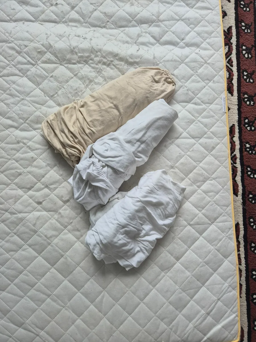 Cotbed mattress and three fitted sheets - Image 2