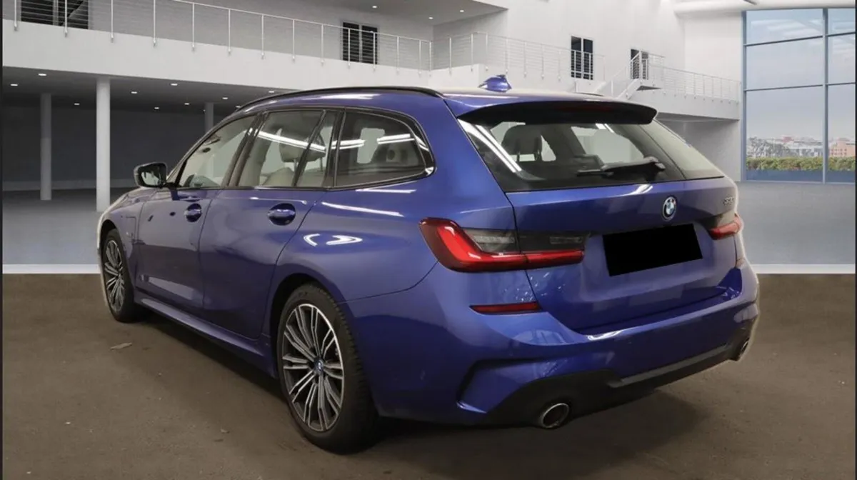 BMW 3 SERIES 330e M SPORT  // HIGH SPEC - Image 3