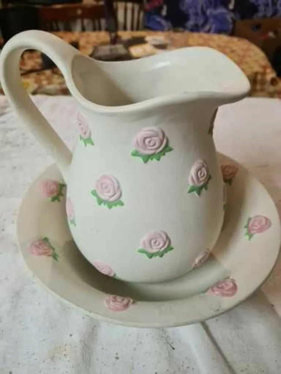 Decorative wash bowl and matching jug………..25 - Image 1