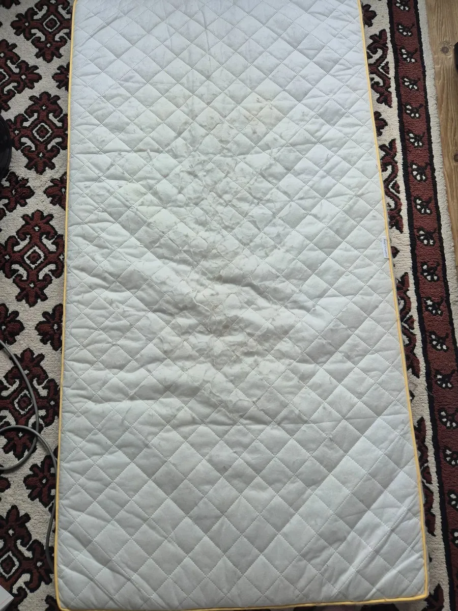 Cotbed mattress and three fitted sheets - Image 3