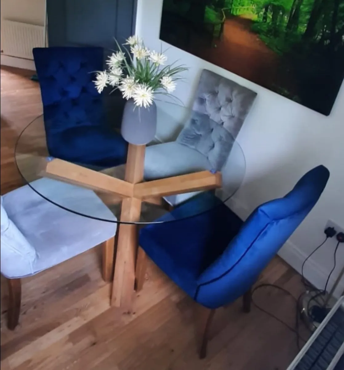 Circular glass table - Image 1