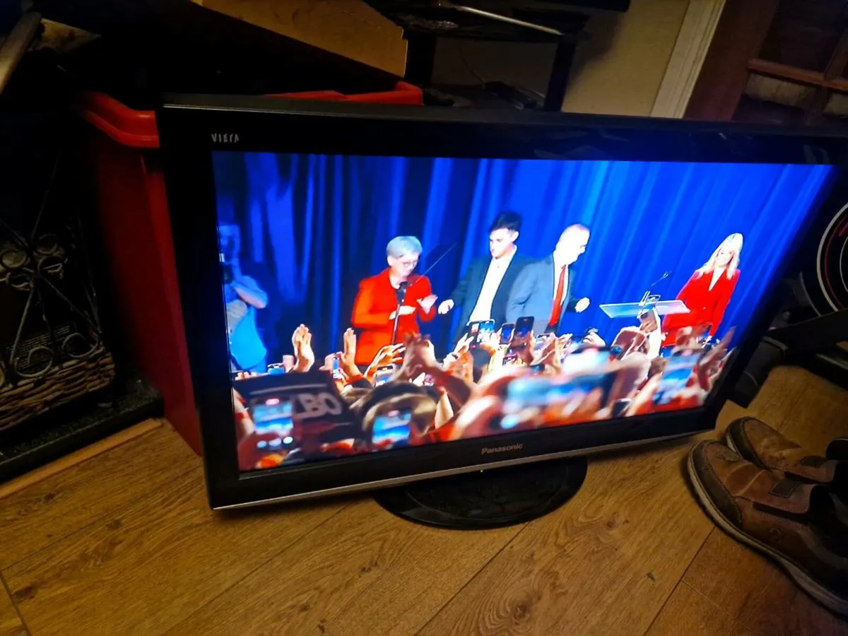 32 inch tv with remote - Image 1