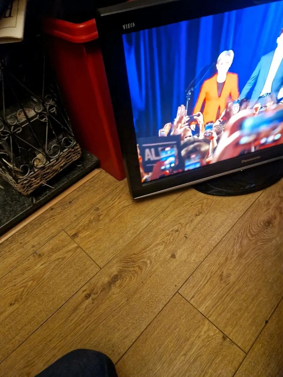 32 inch tv with remote - Image 2