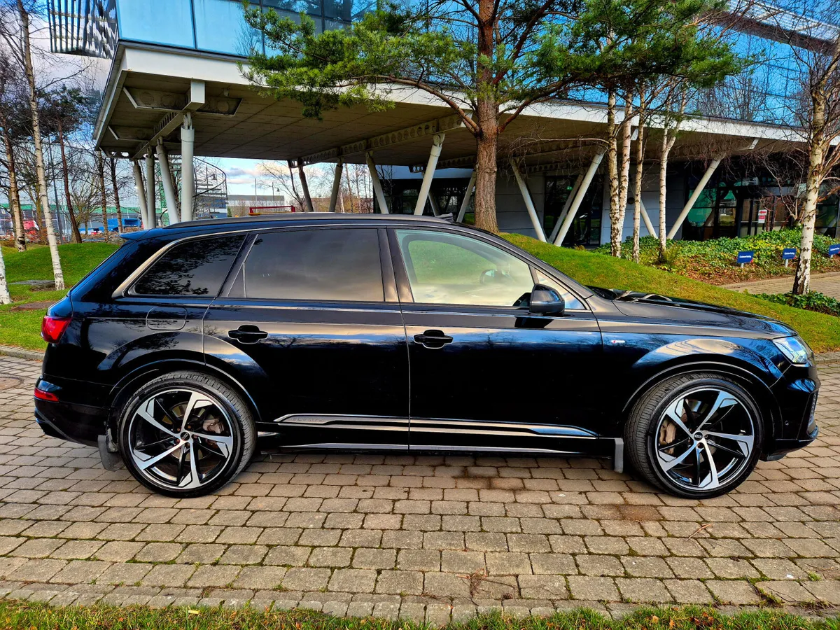 AUDI Q7 3.0TFSI CREWCAB BLACK EDITION - Image 2