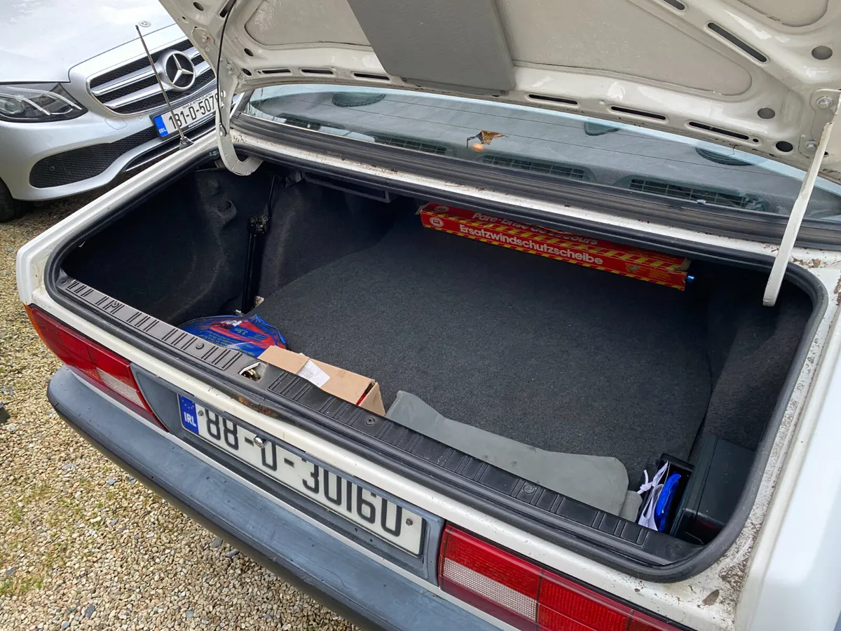 BMW 3-Series 320i Straight-Six petrol engine - Image 4