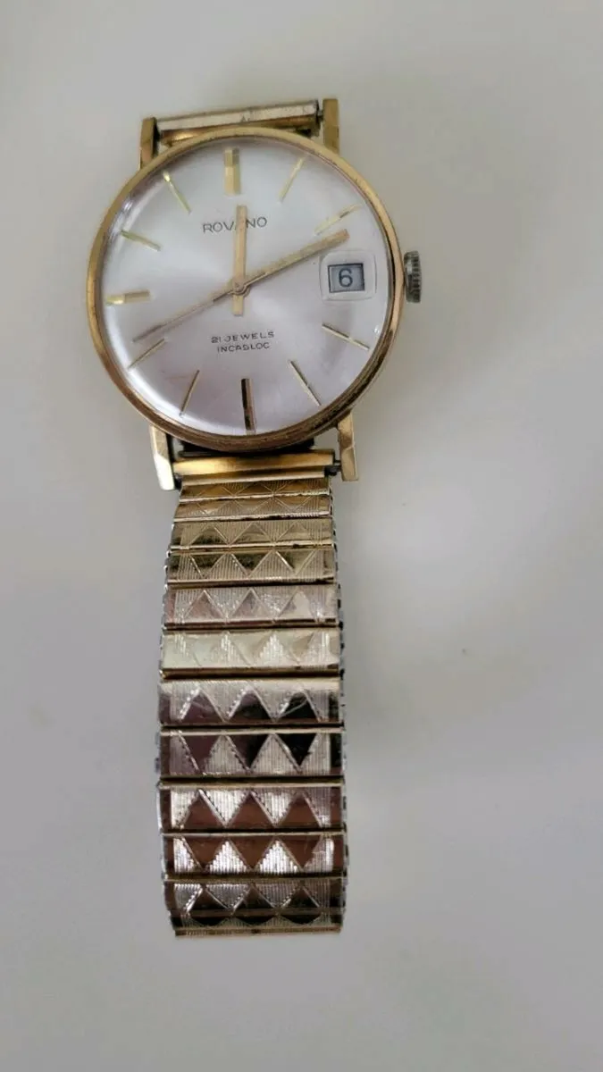Gold plated watch with expanding bracelet