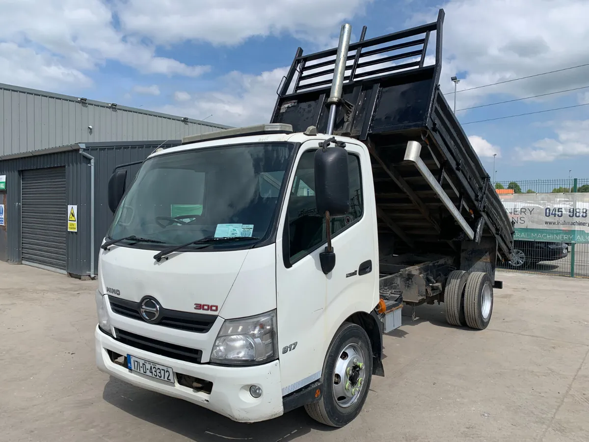 BID ONLINE NOW - 2017 HINO 300-817 TIPPER FOR AUCT - Image 1