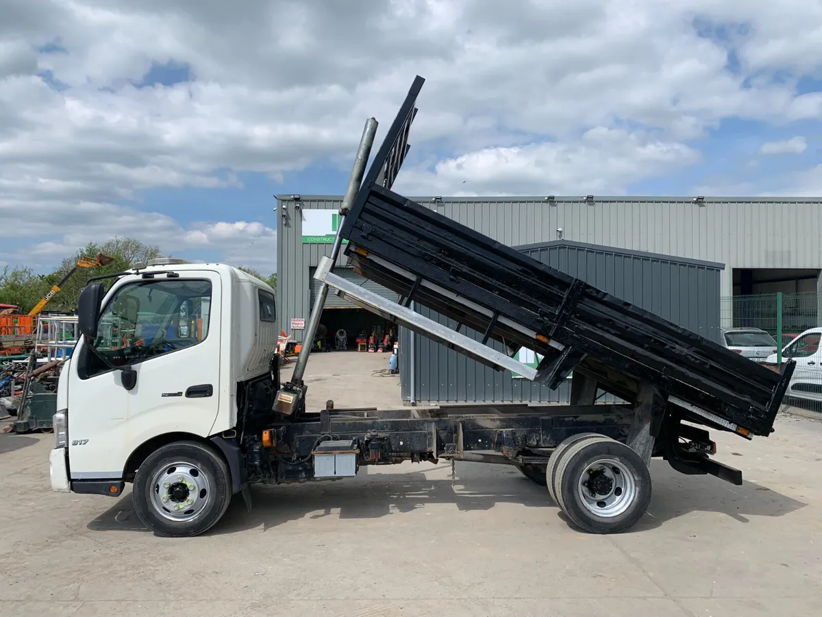 BID ONLINE NOW - 2017 HINO 300-817 TIPPER FOR AUCT - Image 2