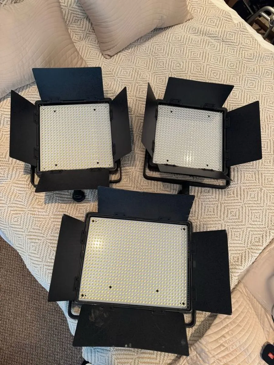 4 ‘Ledgo’ Bi-colour Lights & And 3 Power Supplies - Image 1