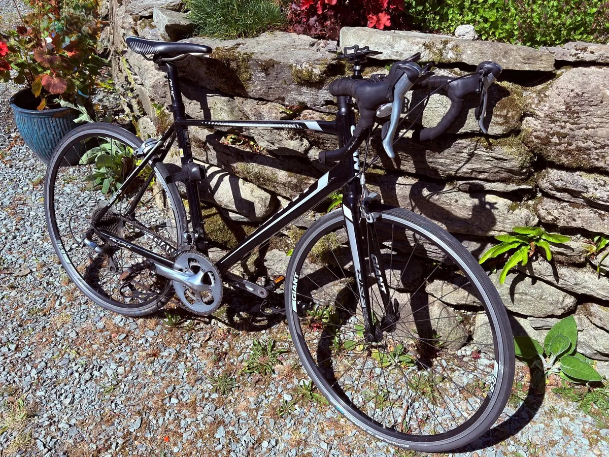 Giant Defy 2 Road Bike - Image 1