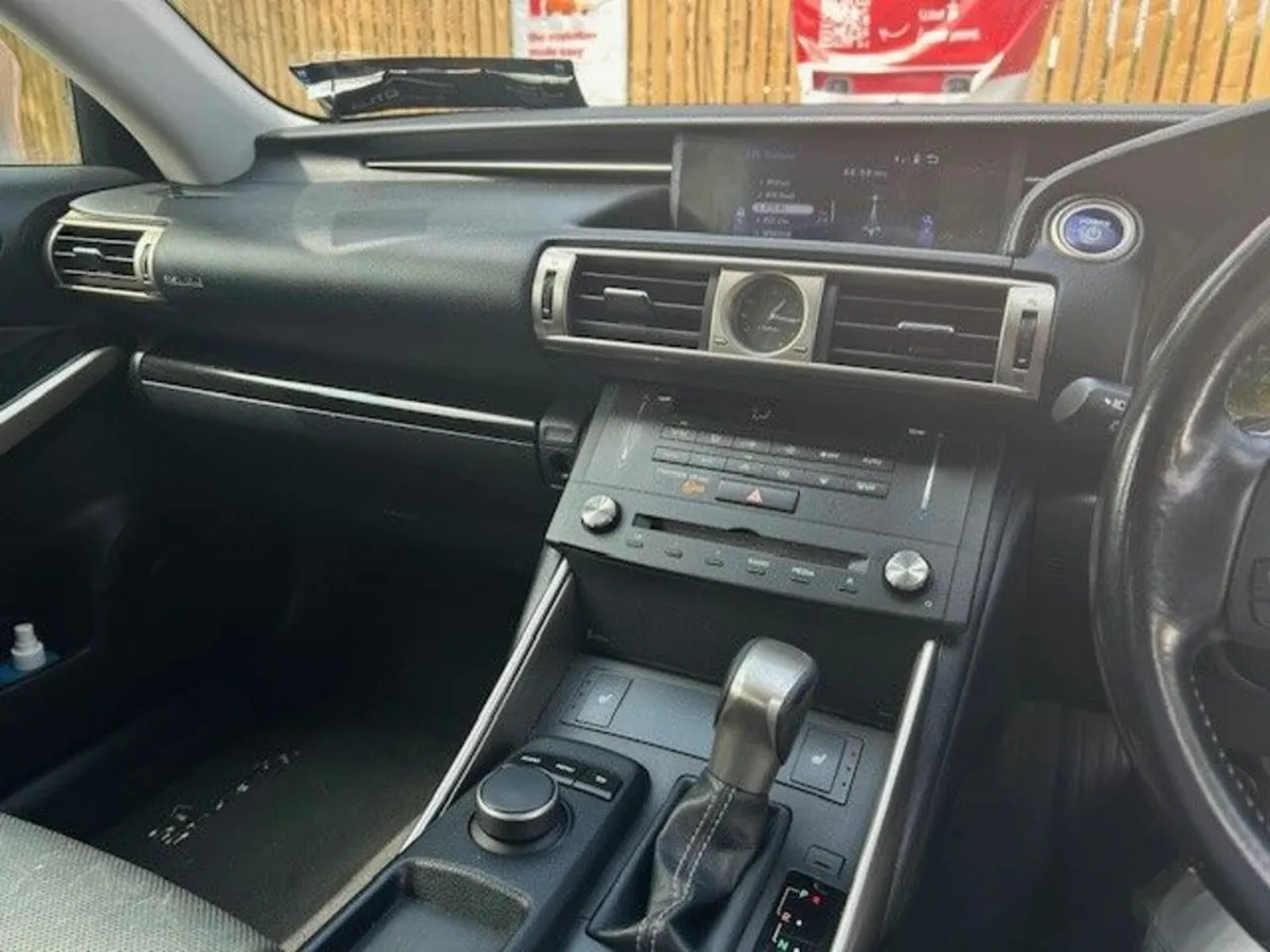 2015 Lexus IS 300H 2.5 Hybrid Executive EDT E-cvt - Image 3