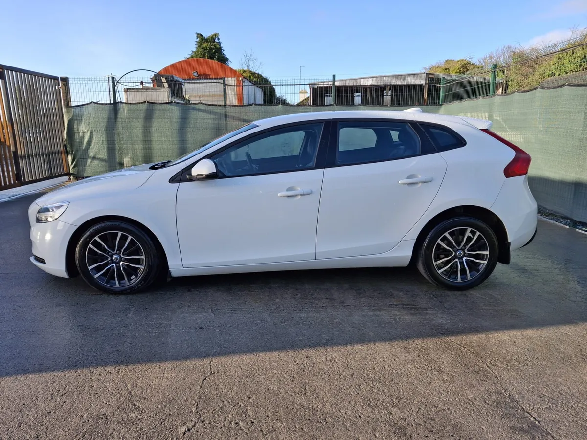 162 Volvo V40 2.0L Diesel Light Damage - Image 4