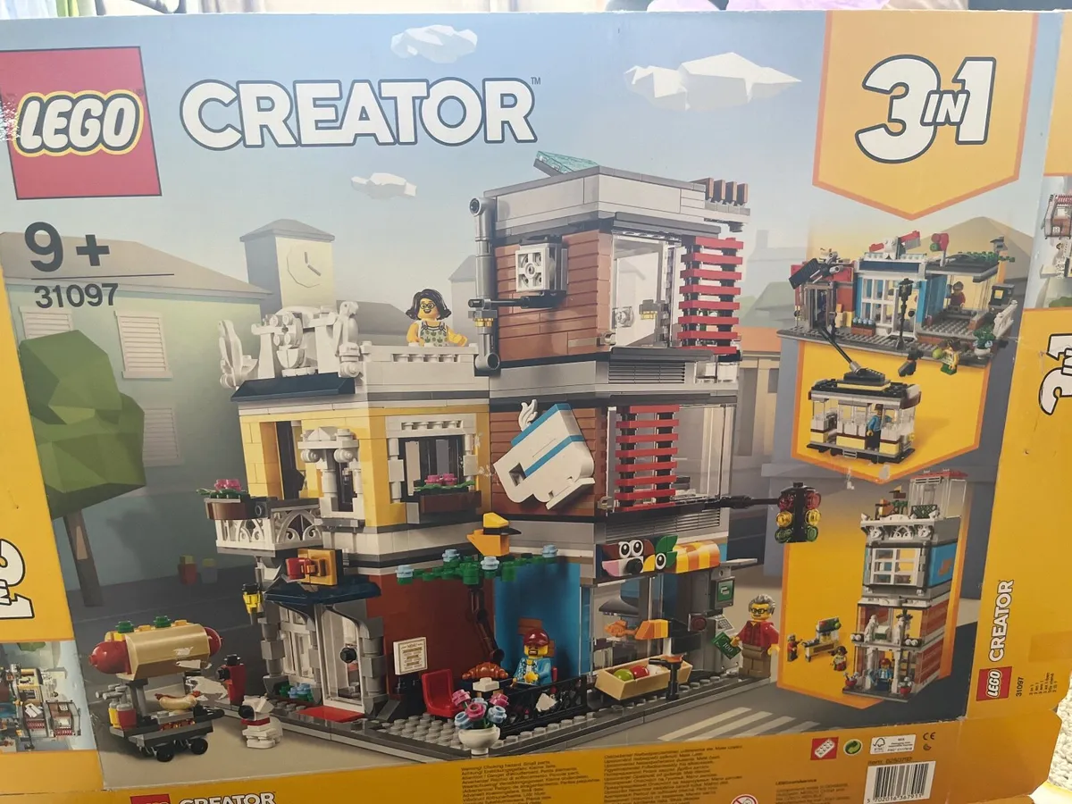 Lego 31097 Townhouse Pet Shop & Café - Image 1