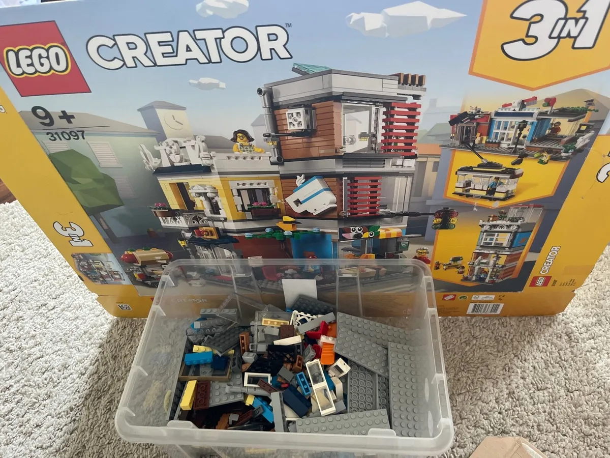 Lego 31097 Townhouse Pet Shop & Café - Image 2