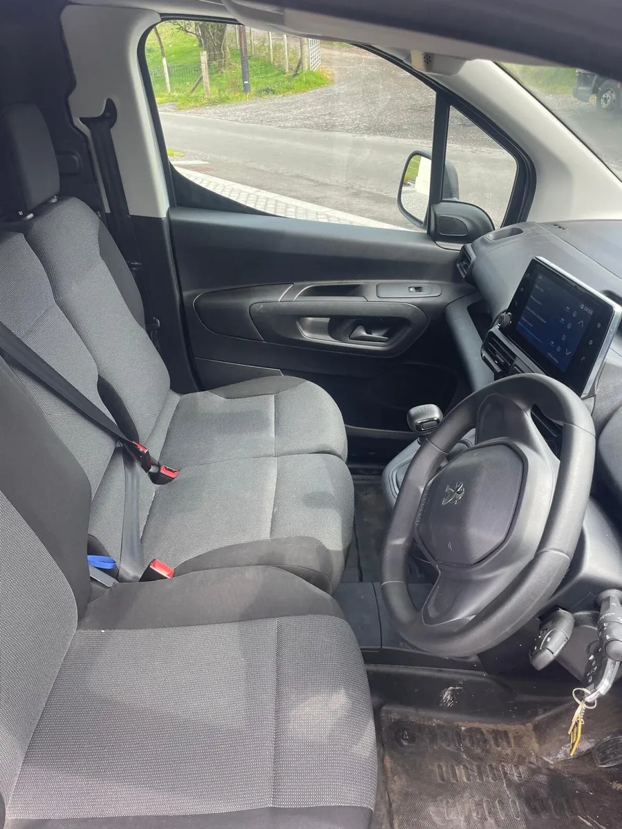 2023 Peugeot Partner Professional Prem+ - Image 2