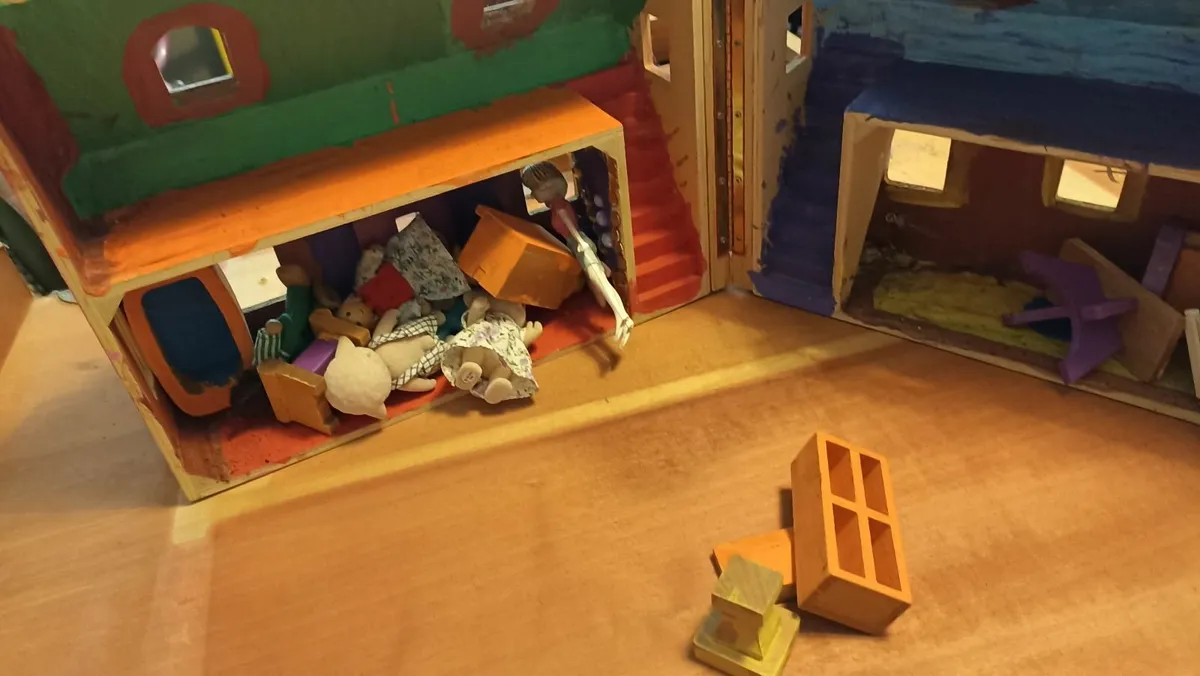 Small Dolls house - Image 4