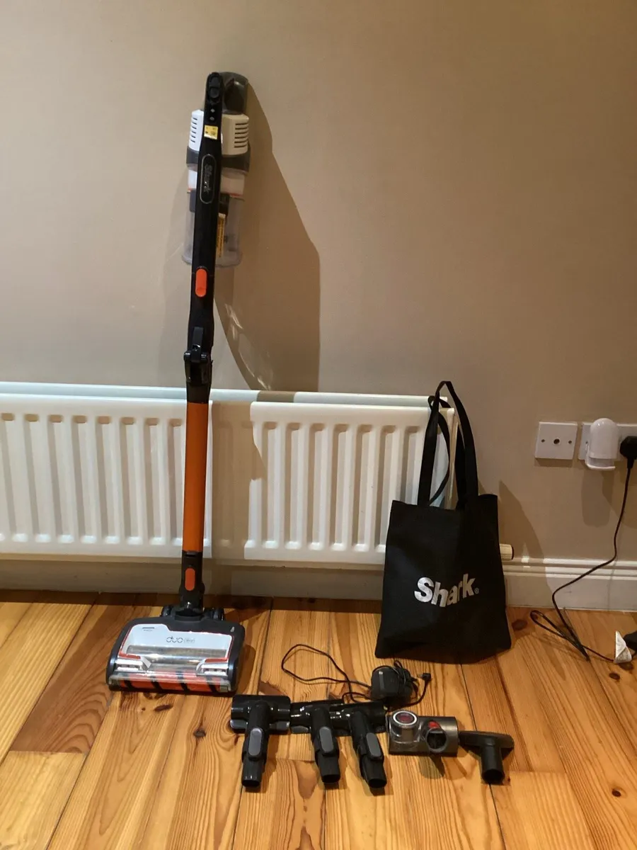 Shark Cordless  Duo Clean anti hair wrap hoover - Image 3