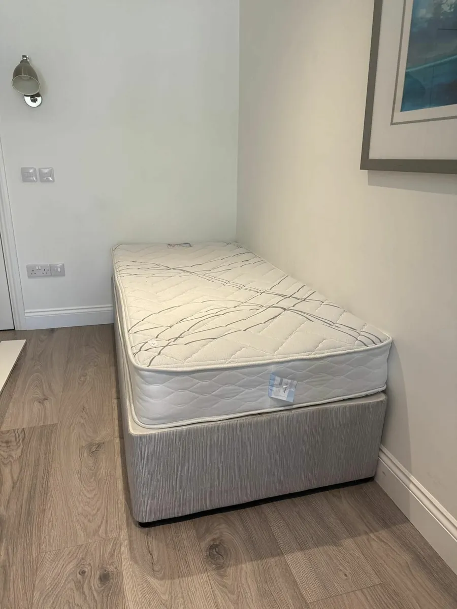 Single bed - Image 1