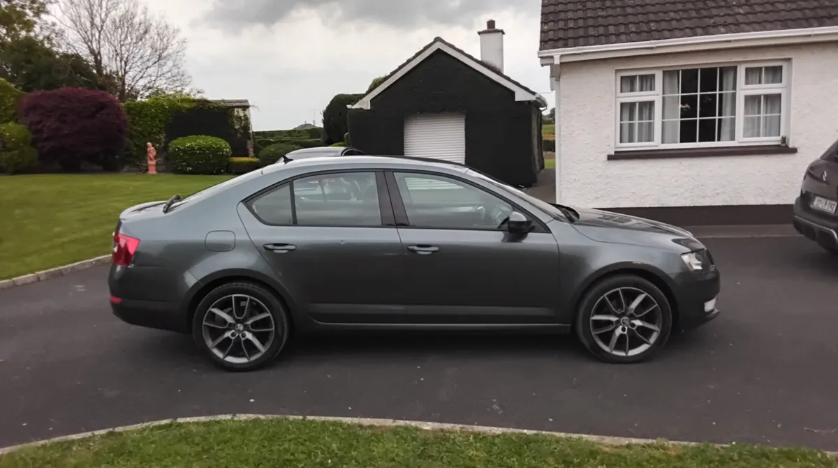 SKODA OCTAVIA 1.6 TDI  ACTIVE - Image 2