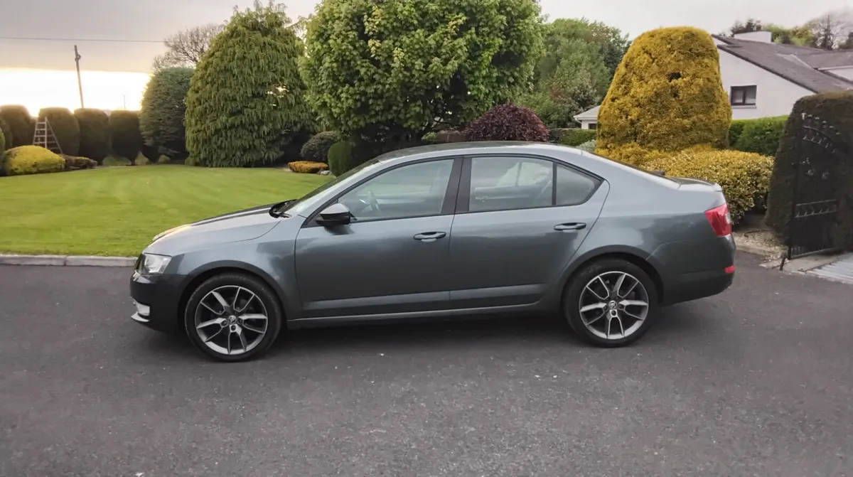 SKODA OCTAVIA 1.6 TDI  ACTIVE - Image 3