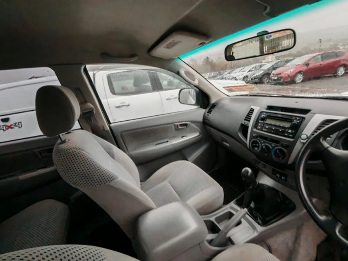 Toyota Hilux 2009 - Image 2