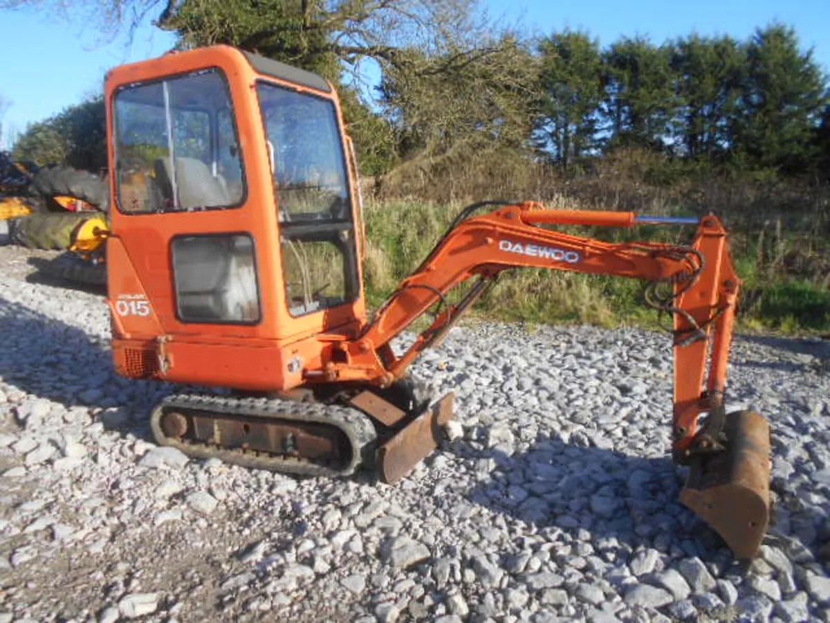 DAEWOO 1.5T MINI DIGGER & 3 BUCKETS - Image 1