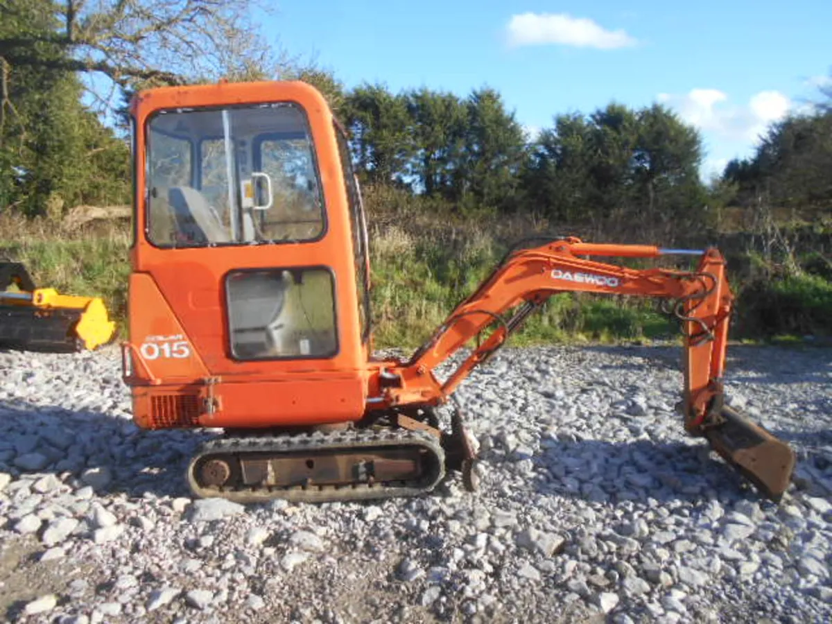 DAEWOO 1.5T MINI DIGGER & 3 BUCKETS - Image 2