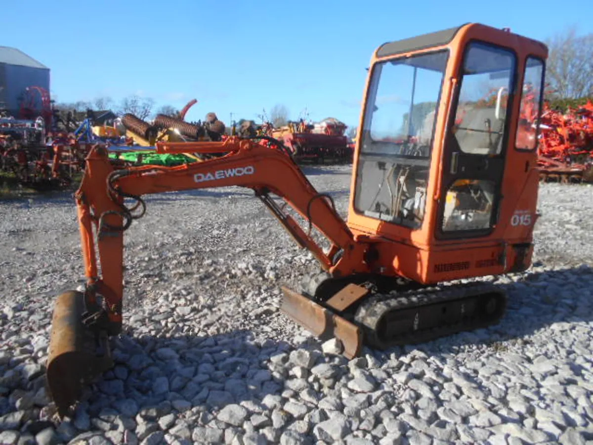DAEWOO 1.5T MINI DIGGER & 3 BUCKETS - Image 3
