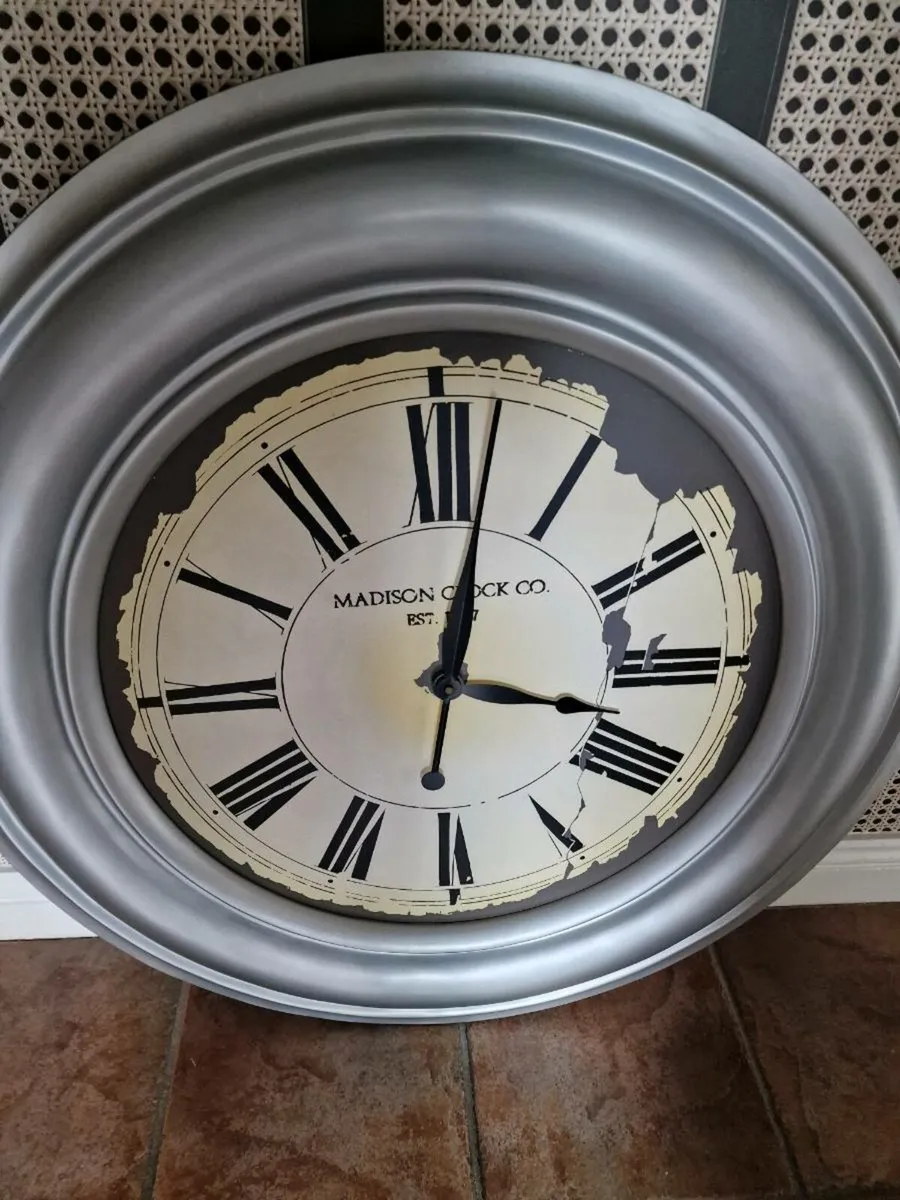 Large clock - Image 1