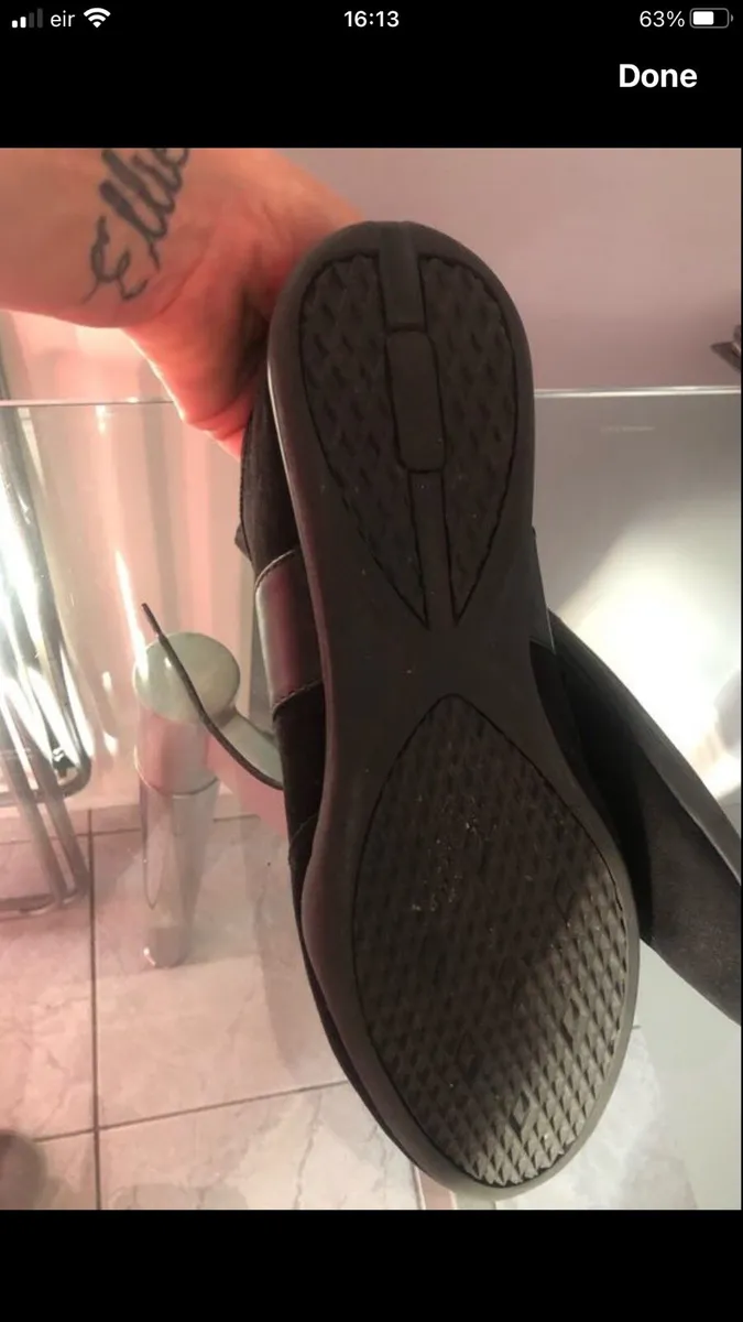Mens like new designer trainers size 8 €25 - Image 3
