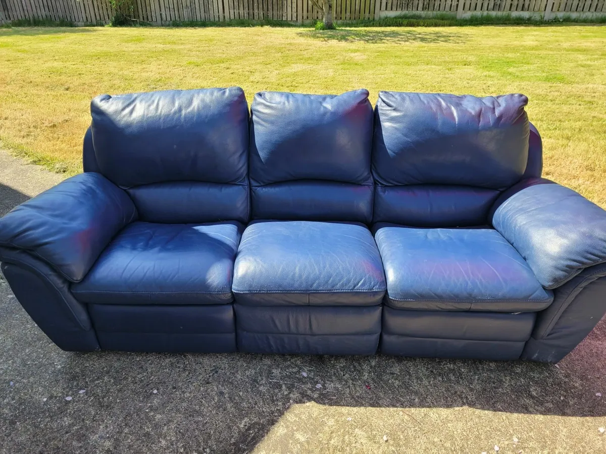 3 Seater leather settee with double recliner - Image 1