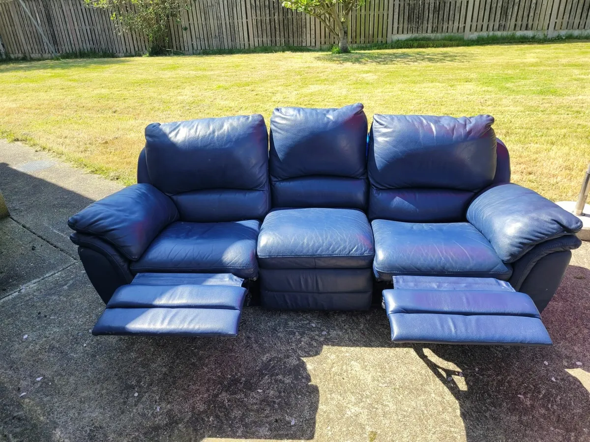 3 Seater leather settee with double recliner - Image 2