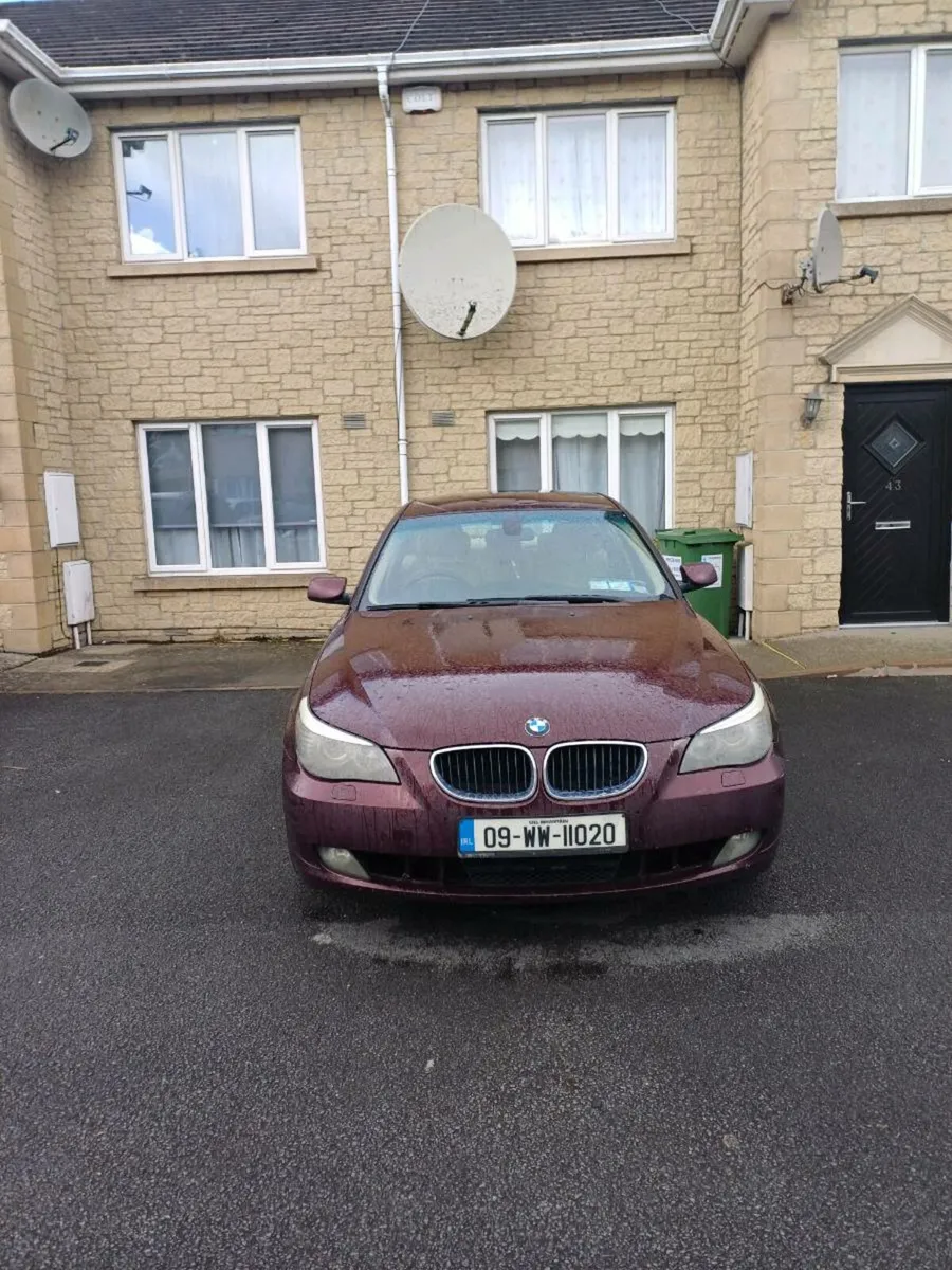 BMW 2009 burgundy - Image 2