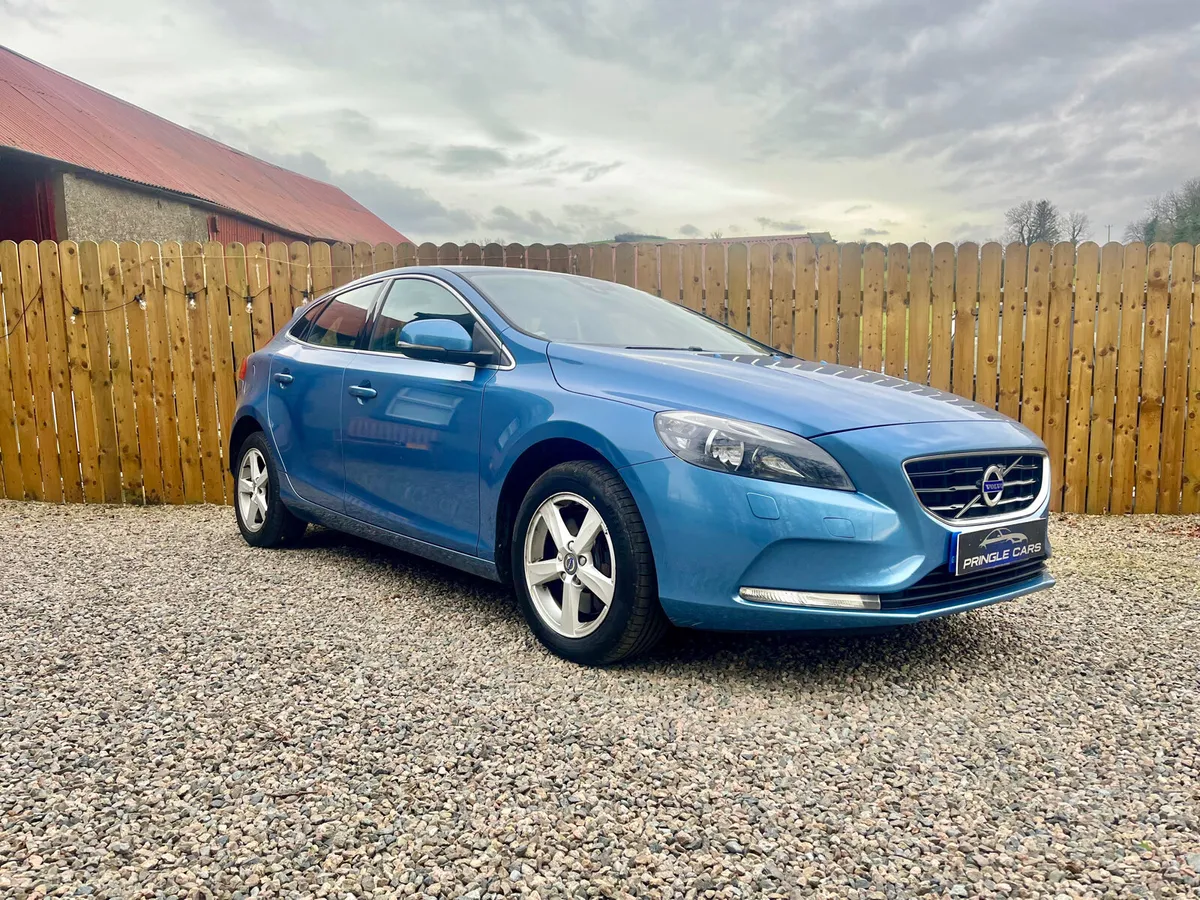 Volvo V40 2015 - Image 2