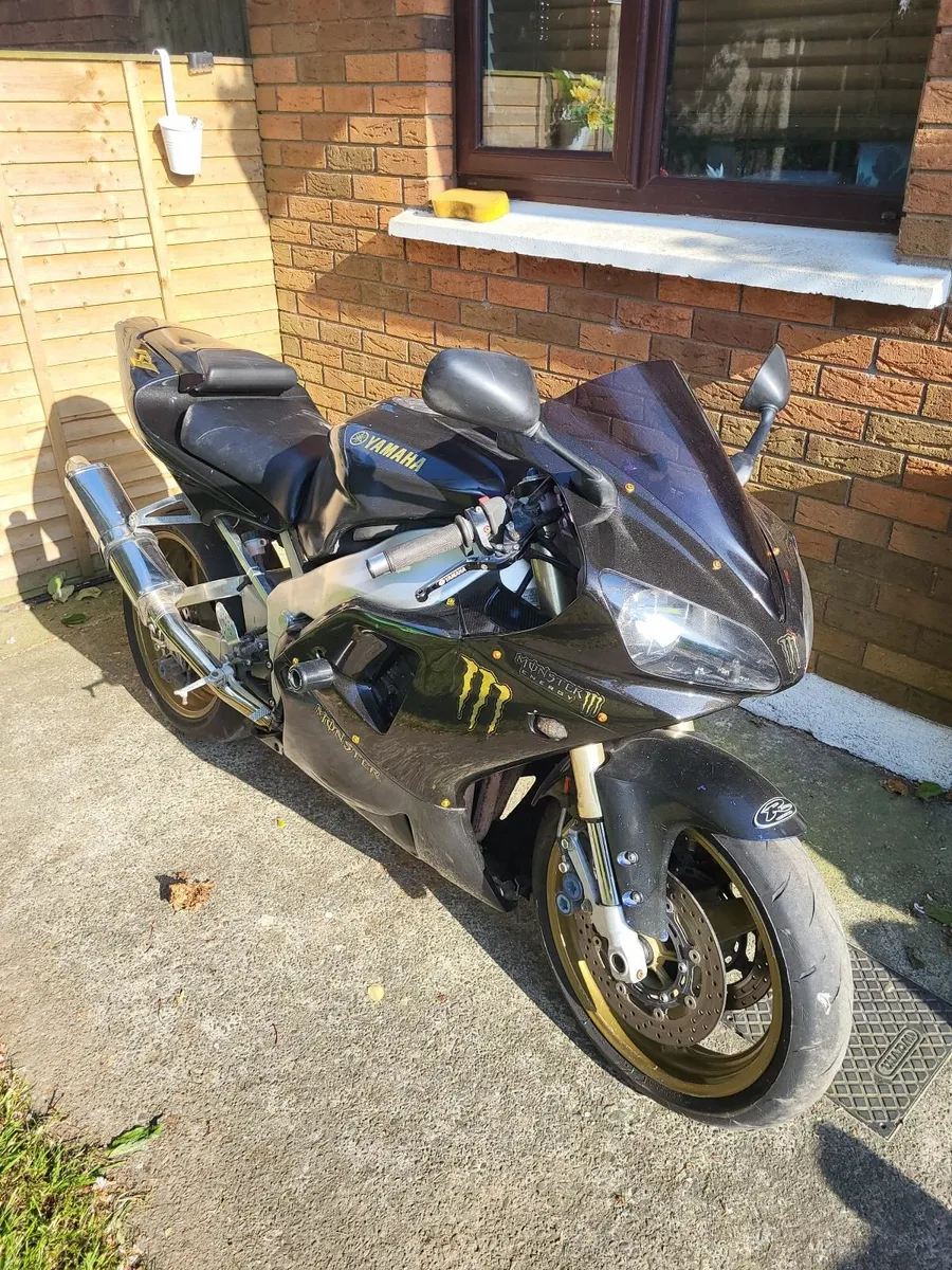 Yamaha R1  00