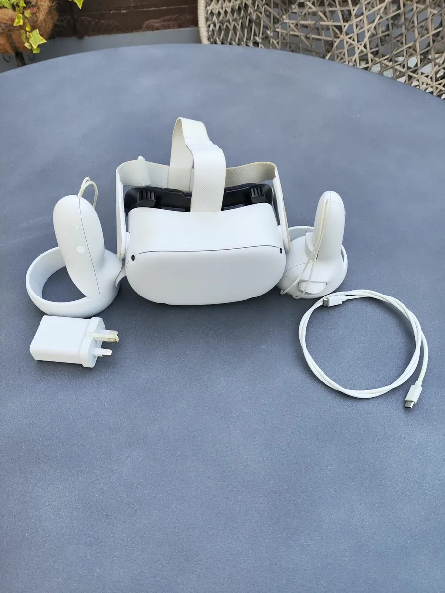 Oculus Meta Quest 2 128GB + Link Cable 5M - Image 1