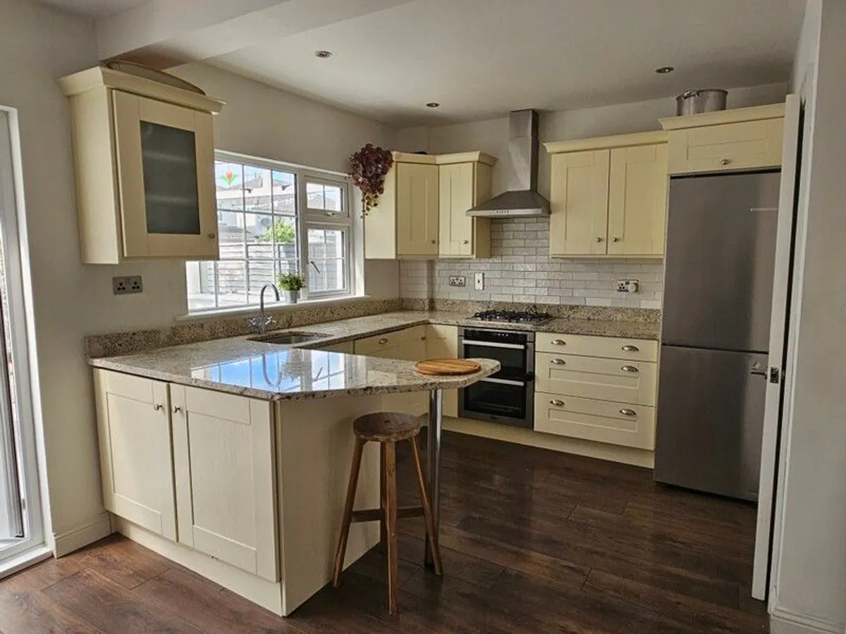 Cream kitchen solid wood doors stainless steel handles with beautiful Granite counter tops collect dismantled in 3 weeks - Image 1
