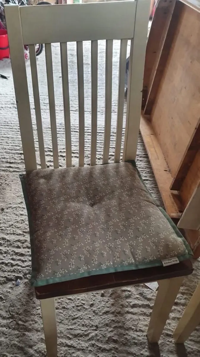 ****Lovely table and 6 chairs****** - Image 3