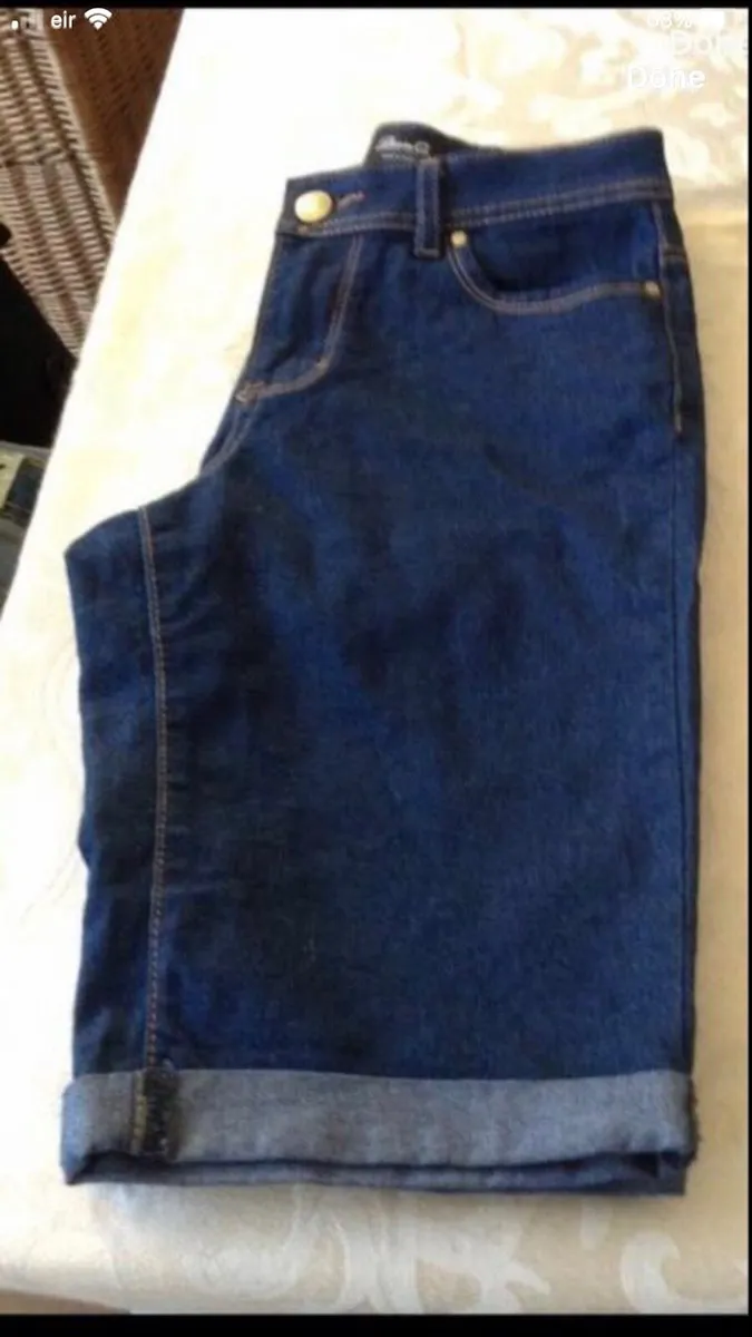 Ladies shorts  size 6 €5 - Image 1