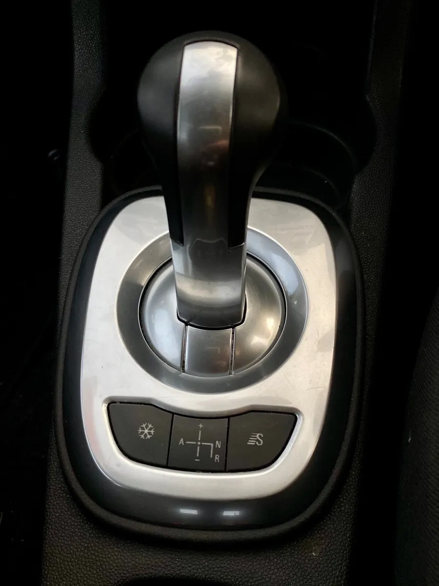 AUTOMATIC 2014 Opel Corsa - Image 3