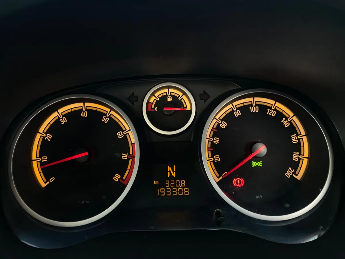 AUTOMATIC 2014 Opel Corsa - Image 4