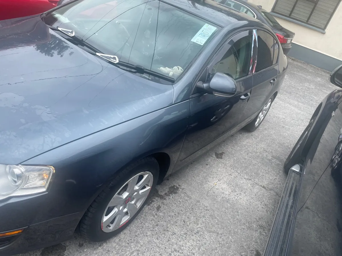 Volkswagen Passat 2010 - Image 2